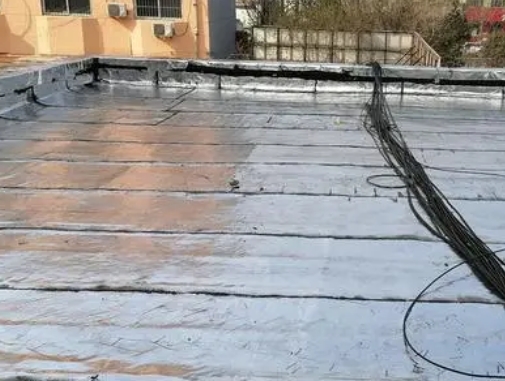 徐州市卫生间漏水维修公司分享下徐州市屋面楼顶防水刚性防水层施工要点。